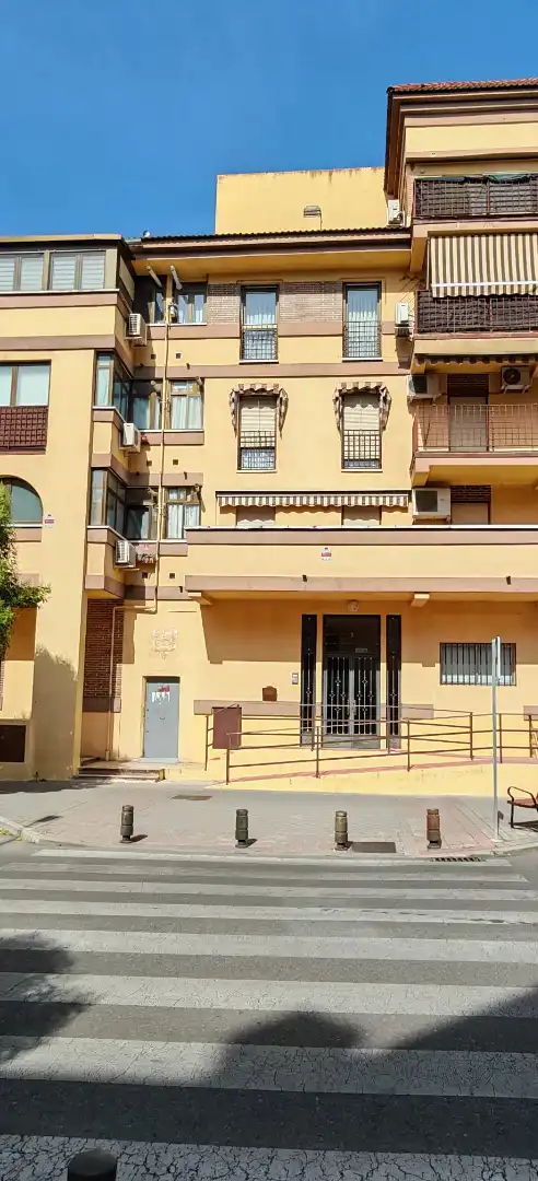 Vista exterior de Local en venta en Leganés