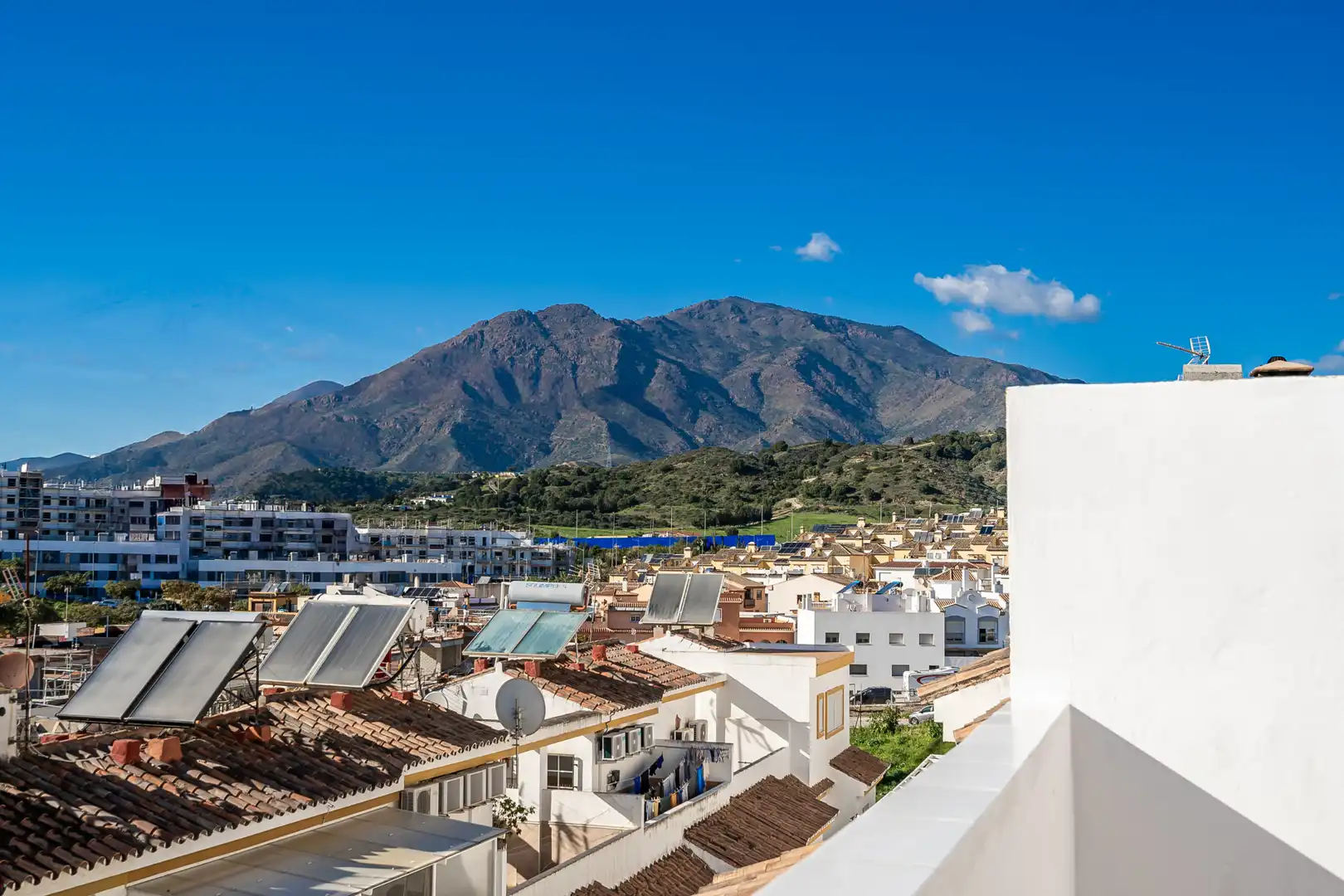 Vista exterior de Casa adosada en venda en Estepona amb Aire condicionat i Terrassa