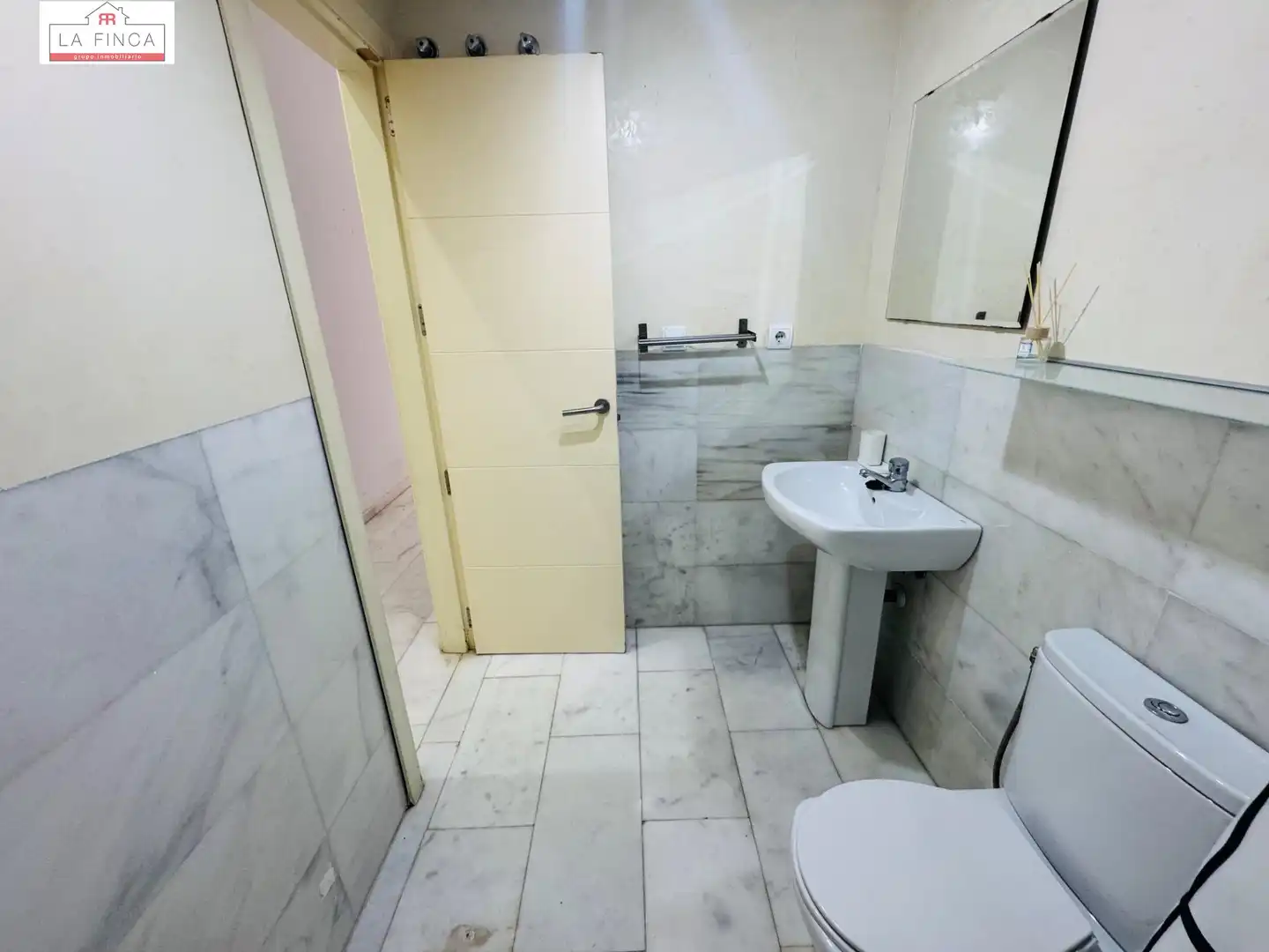 Badezimmer von Erdgeschoss zum Verkauf in Málaga mit Klimaanlage, Terrasse und Möbliert