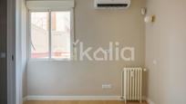 Bedroom of Flat for sale in  Madrid Capital  with Air Conditioner