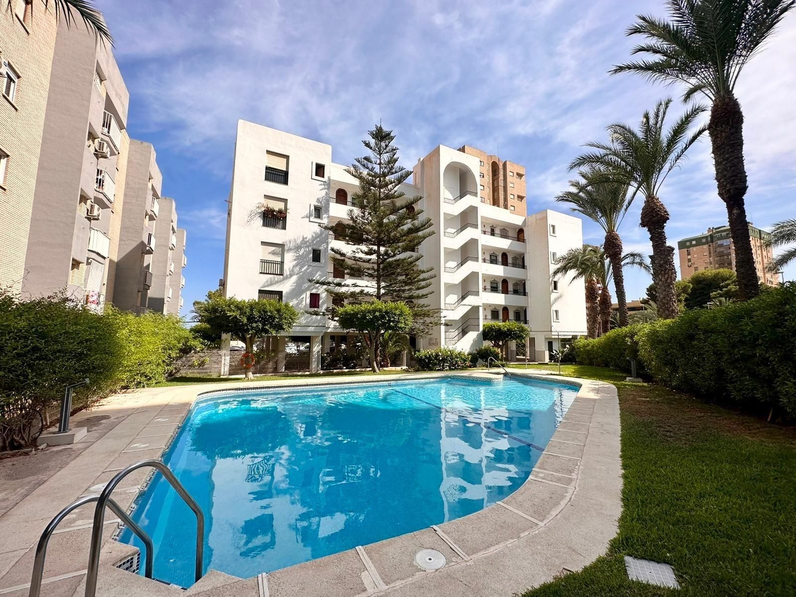 Vista exterior de Piso de alquiler en Roquetas de Mar con Aire acondicionado, Terraza y Piscina comunitaria