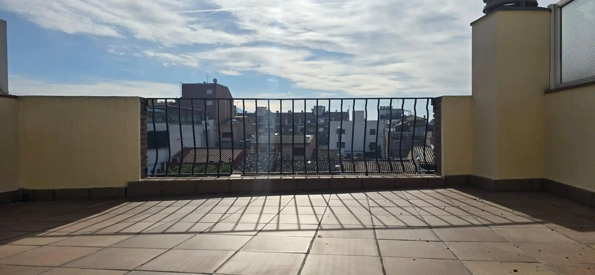 Terrasse von Einfamilien-Reihenhaus zum Verkauf in Santa Perpètua de Mogoda mit Klimaanlage, Heizung und Terrasse
