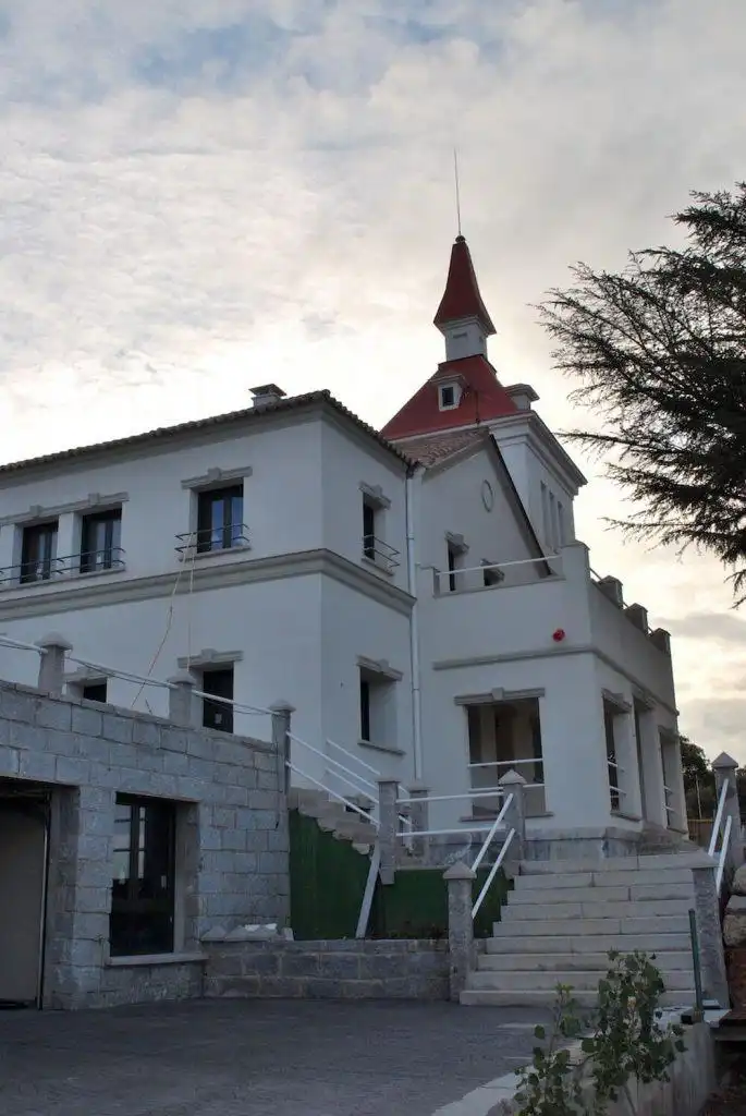Vista exterior de Casa o xalet en venda en Torrelodones amb Jardí privat, Terrassa i Traster