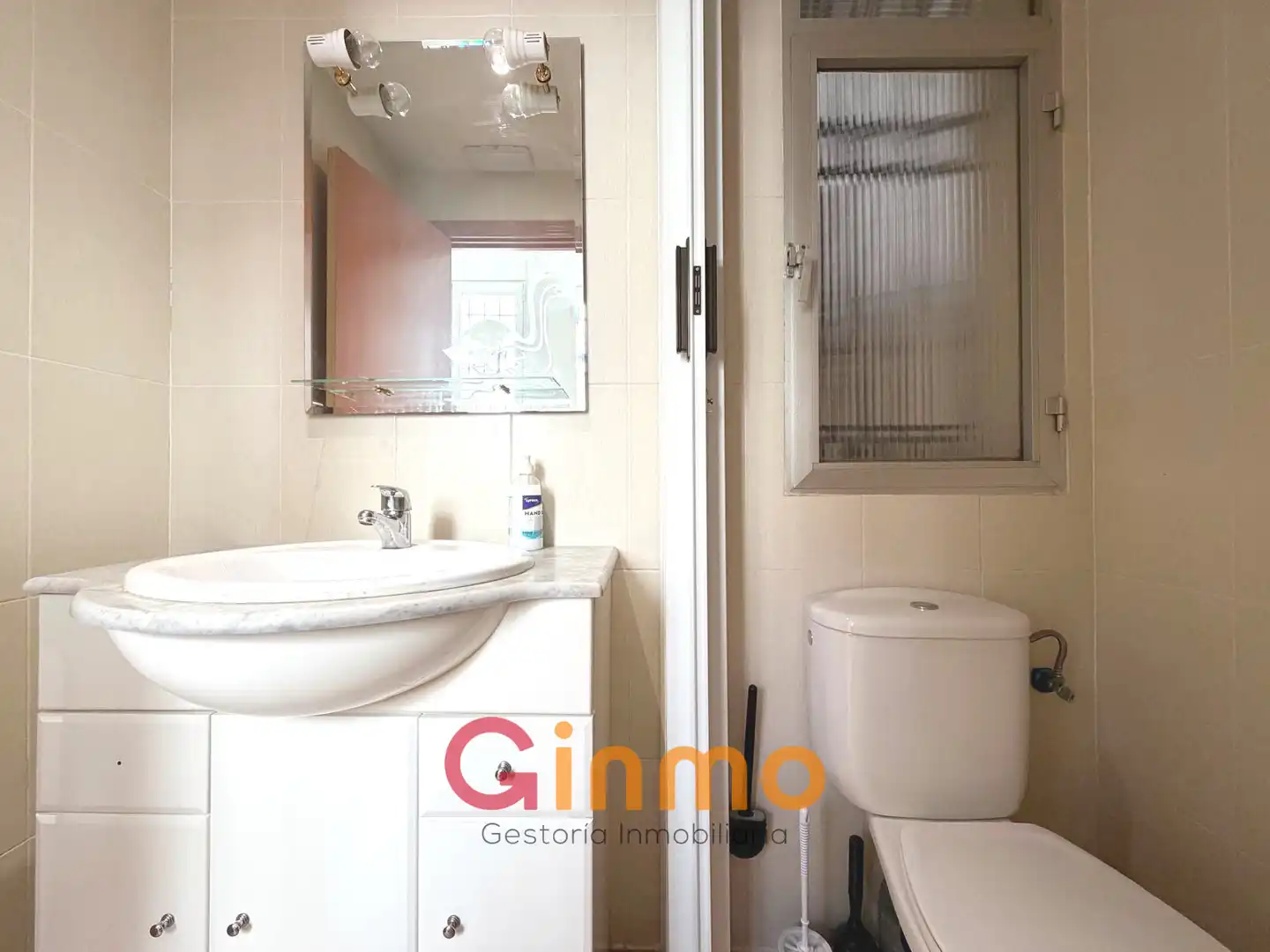 Badezimmer von Geschaftsraum zur Miete in Madrid mit Klimaanlage und Heizung