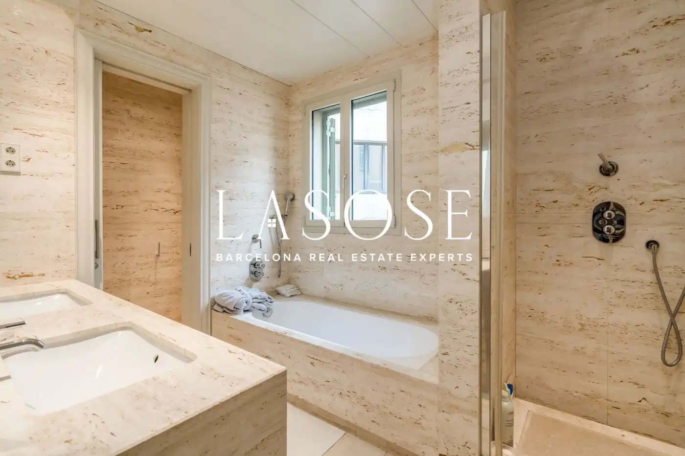 Badezimmer von Wohnung zur Miete in Barcelona mit Klimaanlage, Heizung und Parkett