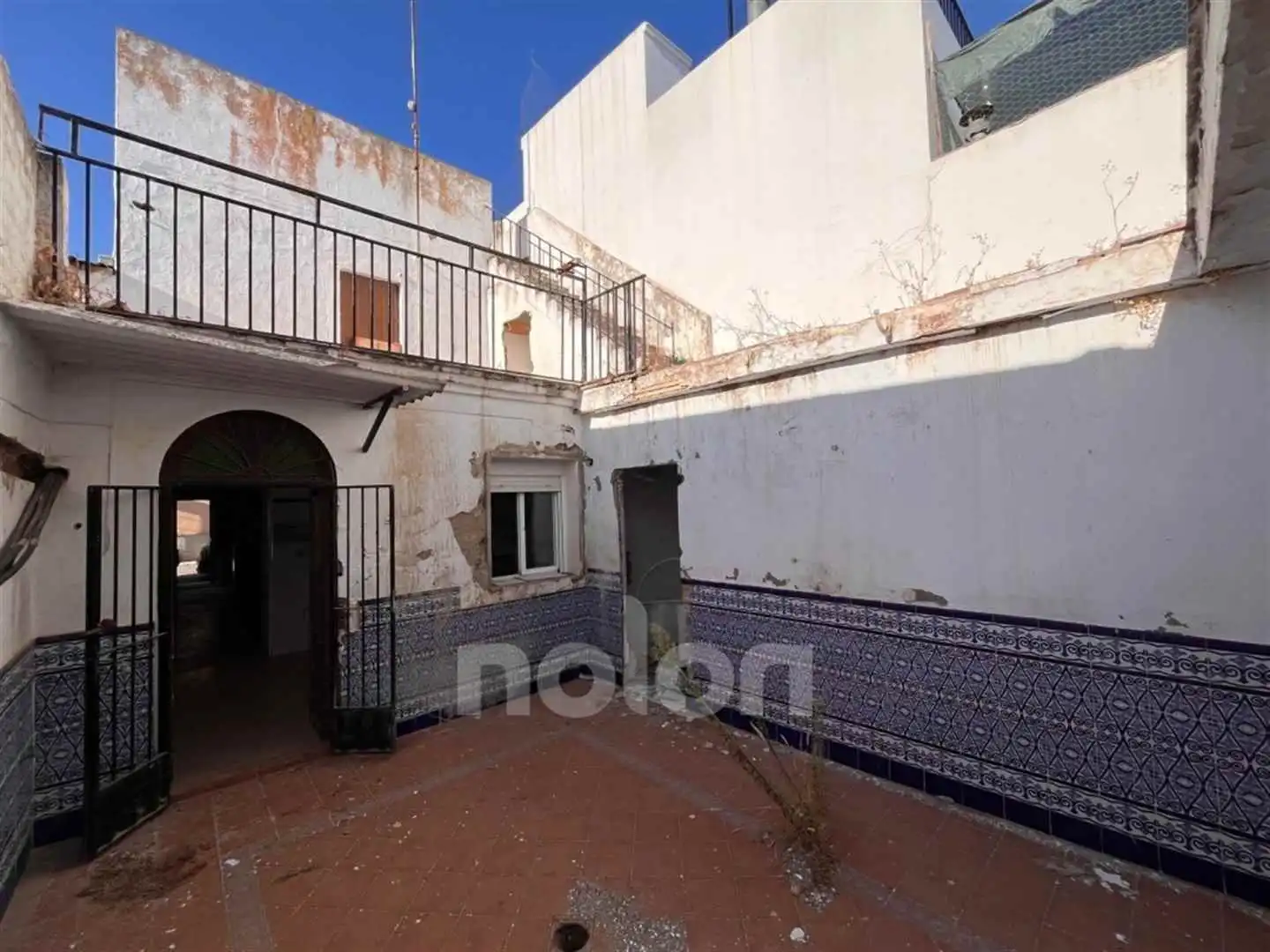 Vista exterior de Casa adosada en venda en La Puebla de Cazalla amb Jardí privat i Piscina