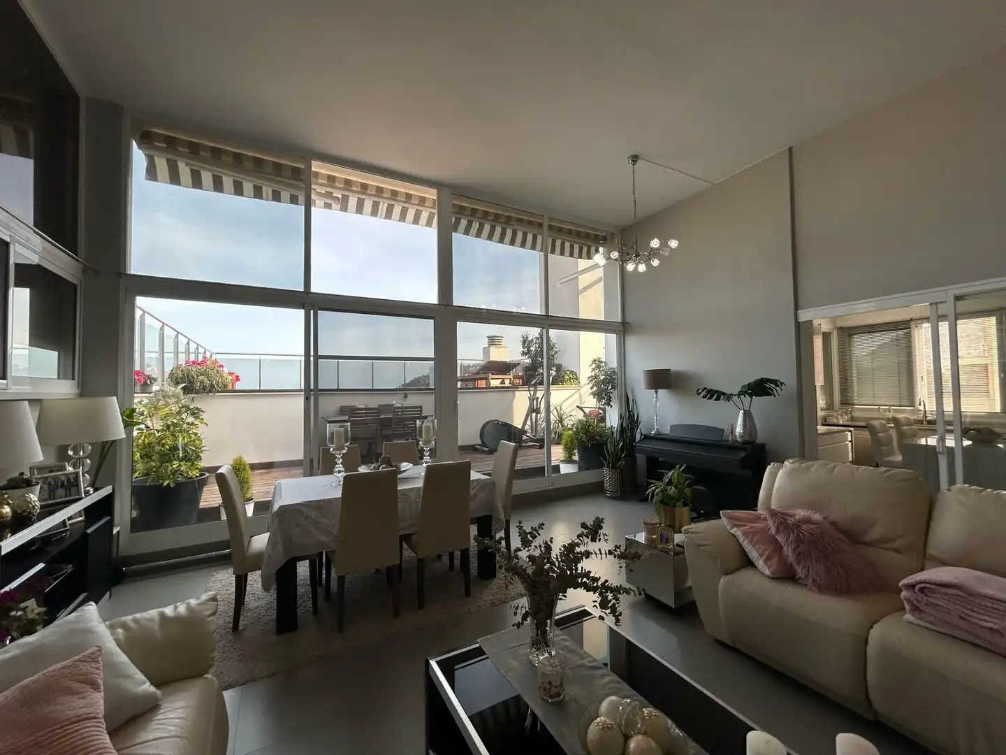 Sala d'estar de Àtic en venda en Benidorm amb Aire condicionat, Jardí privat i Terrassa
