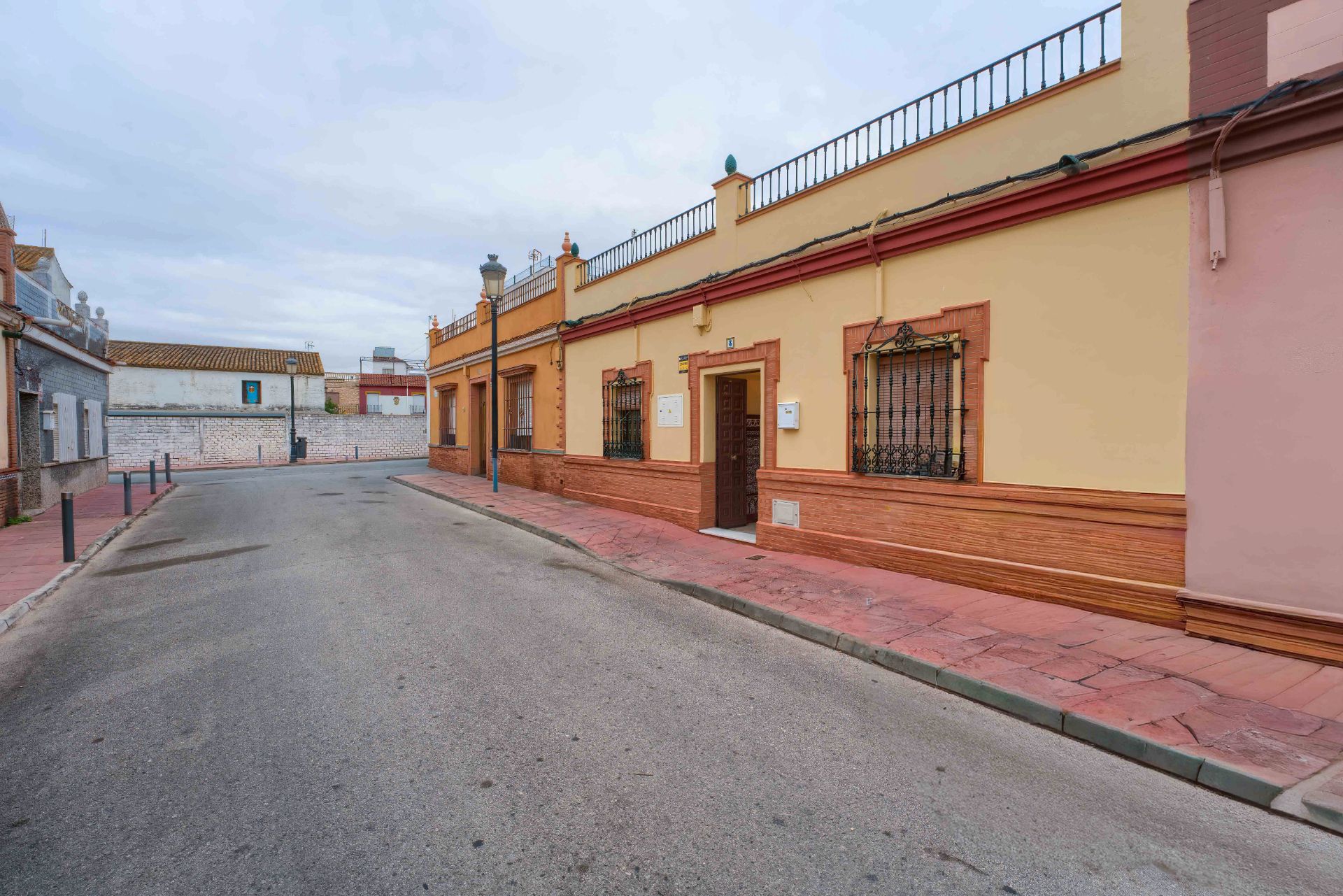 Vista exterior de Casa adosada en venda en Mairena del Aljarafe amb Aire condicionat, Calefacció i Jardí privat