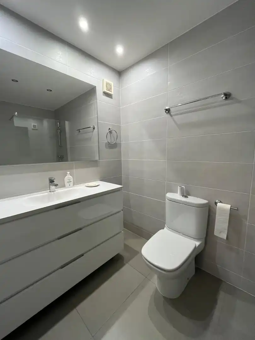 Badezimmer von Wohnung zum Verkauf in Barcelona mit Klimaanlage, Heizung und Parkett