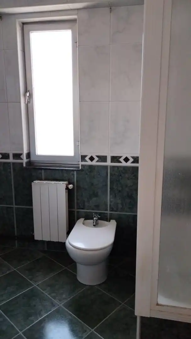 Baño de Piso de alquiler en Torrelavega  con Amueblado
