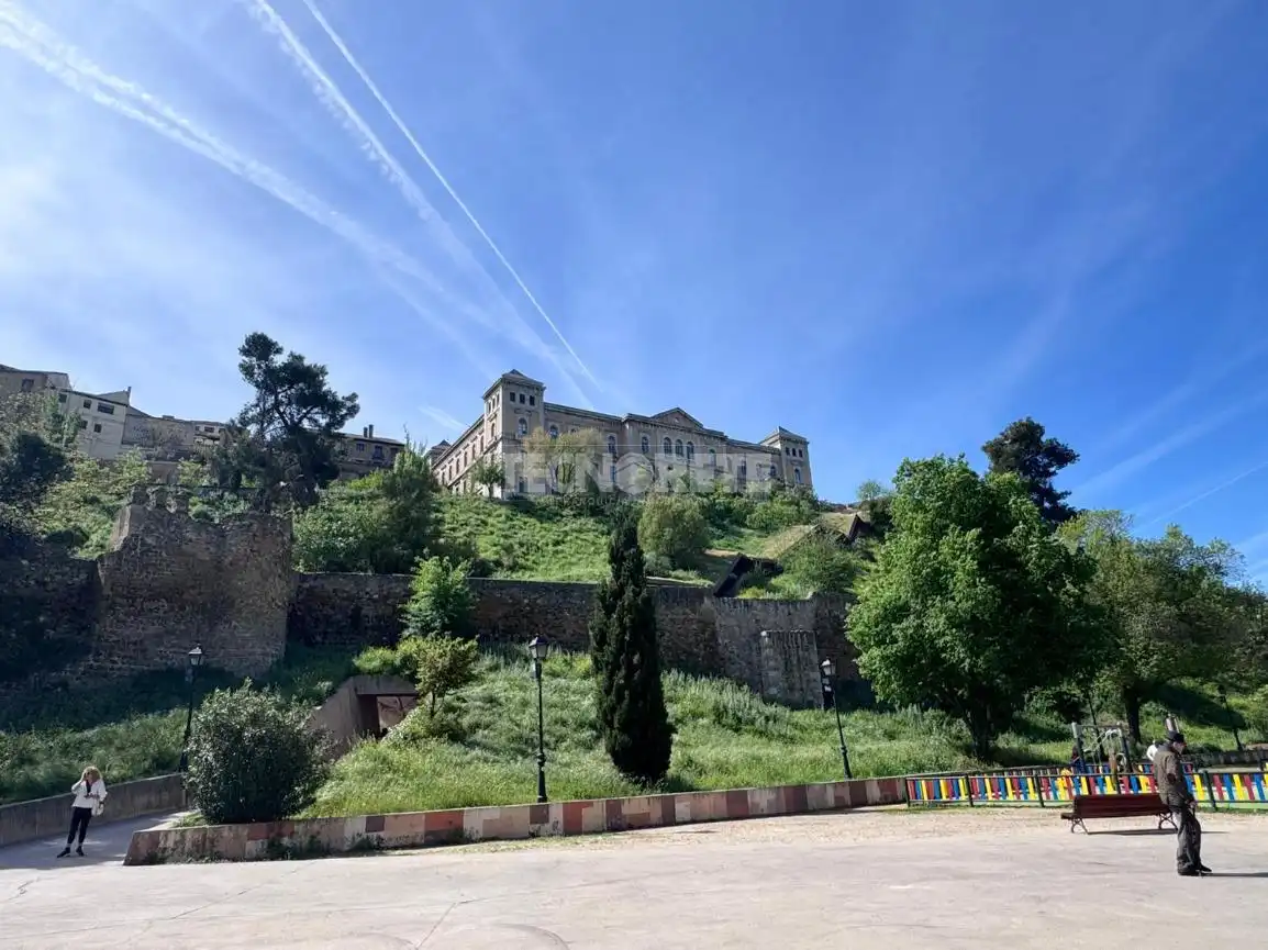 Vista exterior de Casa adosada en venta en Toledo con Calefacción y Jardín privado