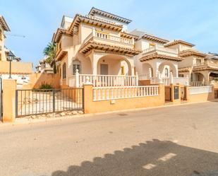 Vista exterior de Casa o xalet en venda en Orihuela amb Aire condicionat, Jardí privat i Terrassa