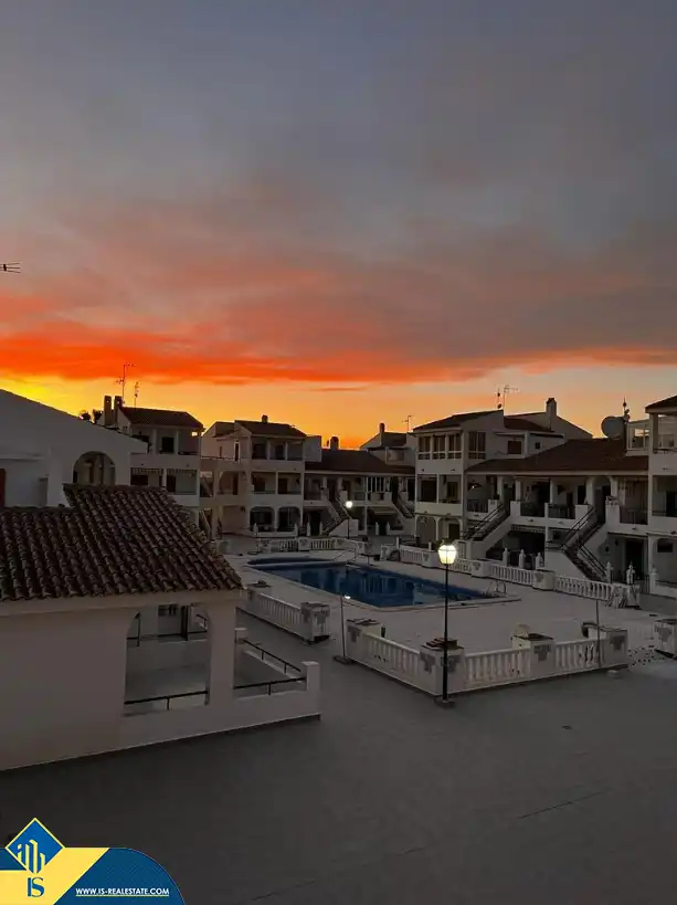 Außenansicht von Wohnungen zum Verkauf in Torrevieja mit Klimaanlage, Heizung und Terrasse