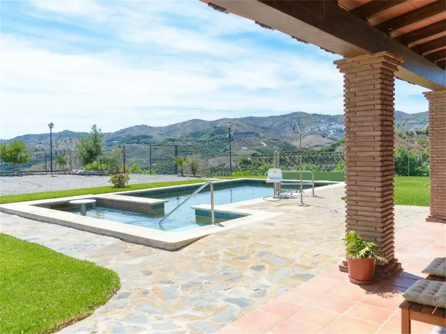 Schwimmbecken von Country house zur Miete in Benamocarra mit Klimaanlage und Schwimmbad