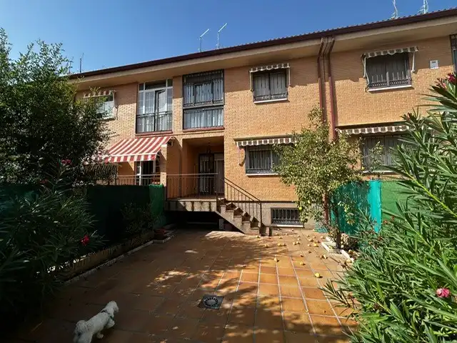 Vista exterior de Casa adosada en venda en Valdemoro amb Aire condicionat, Calefacció i Terrassa