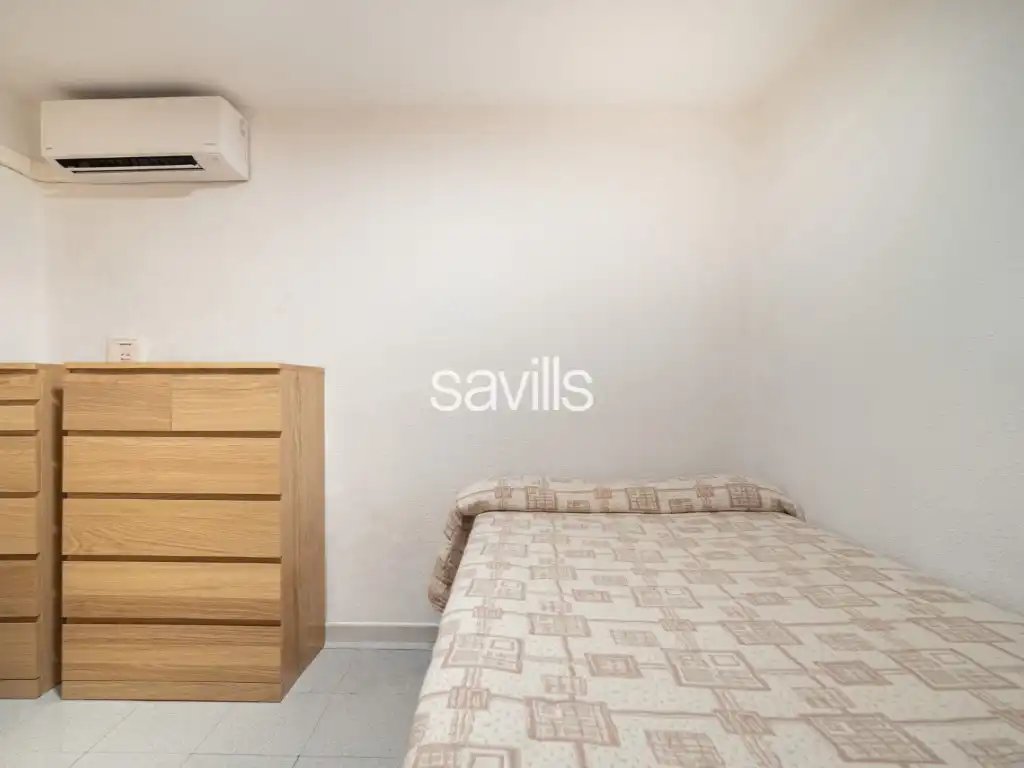 Dormitori de Apartament en venda en L'Hospitalet de Llobregat amb Aire condicionat