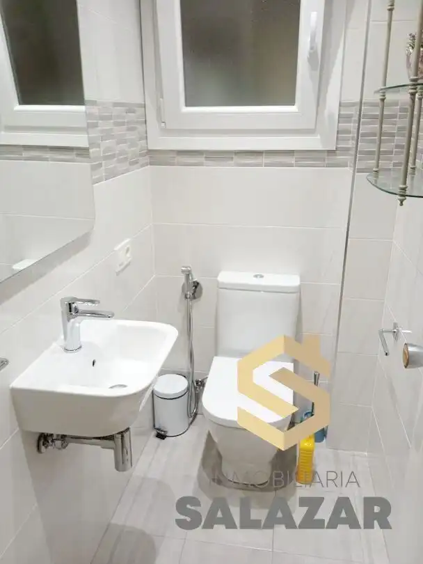 Baño de Piso de alquiler en Bilbao  con Calefacción, Terraza y Microondas