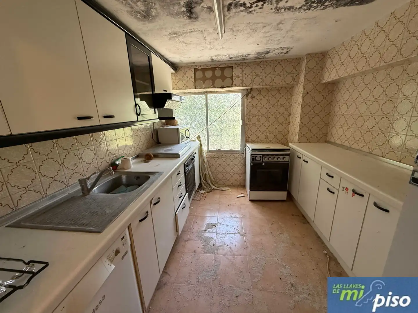 Cuina de Casa o xalet en venda en Cubillas de Santa Marta amb Jardí privat, Terrassa i Traster