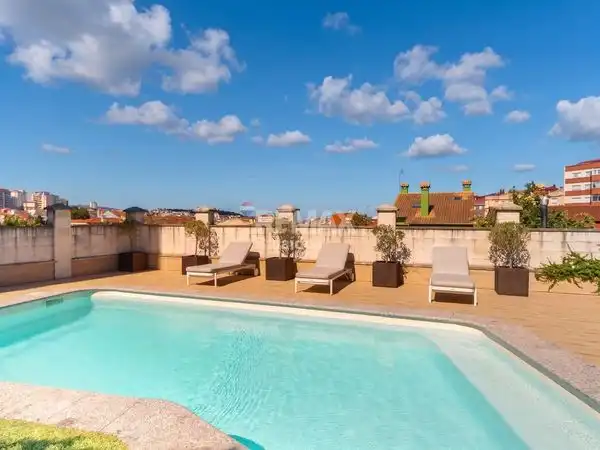 Piscina de Casa adosada en venta en Vigo  con Calefacción, Jardín privado y Terraza