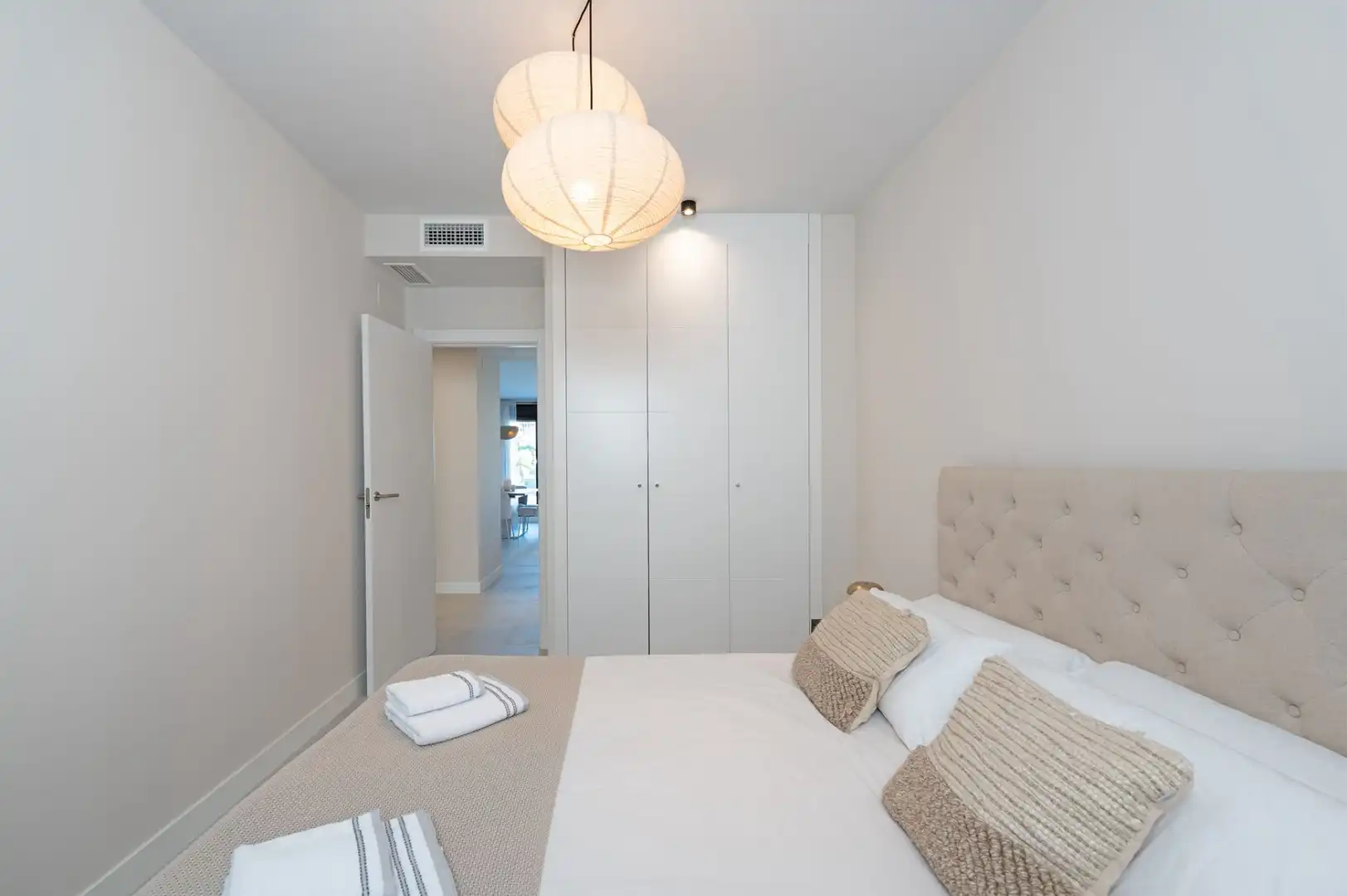 Schlafzimmer von Dachboden zum Verkauf in Estepona mit Klimaanlage, Terrasse und Abstellraum