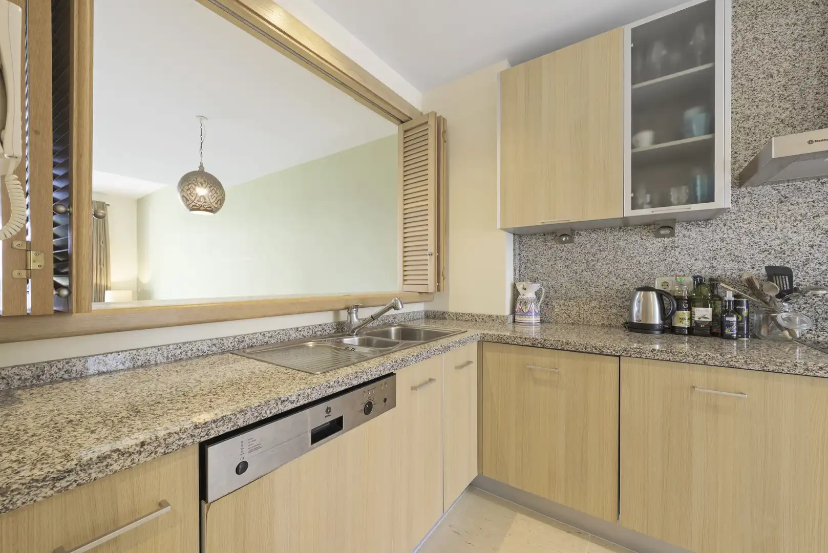 Küche von Einfamilien-Reihenhaus zum Verkauf in Mijas mit Klimaanlage, Privatgarten und Terrasse