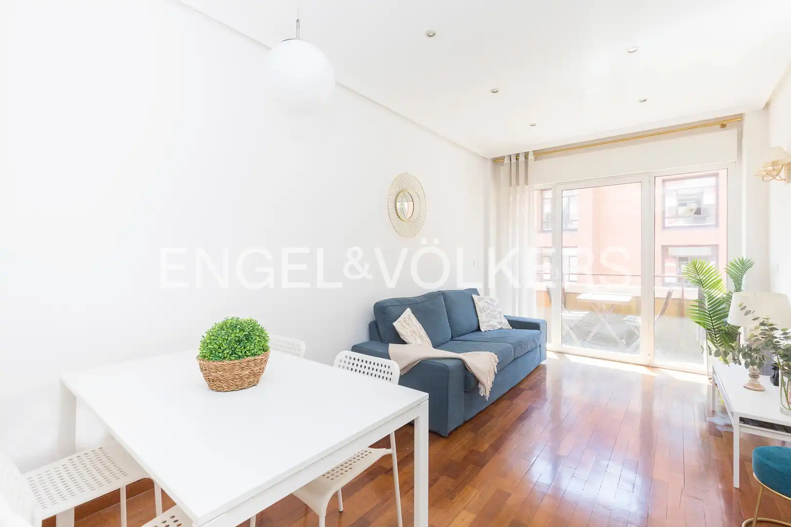 Living room of Flat for rent in Madrid  with Air Conditioner, Heating and Parquet flooring