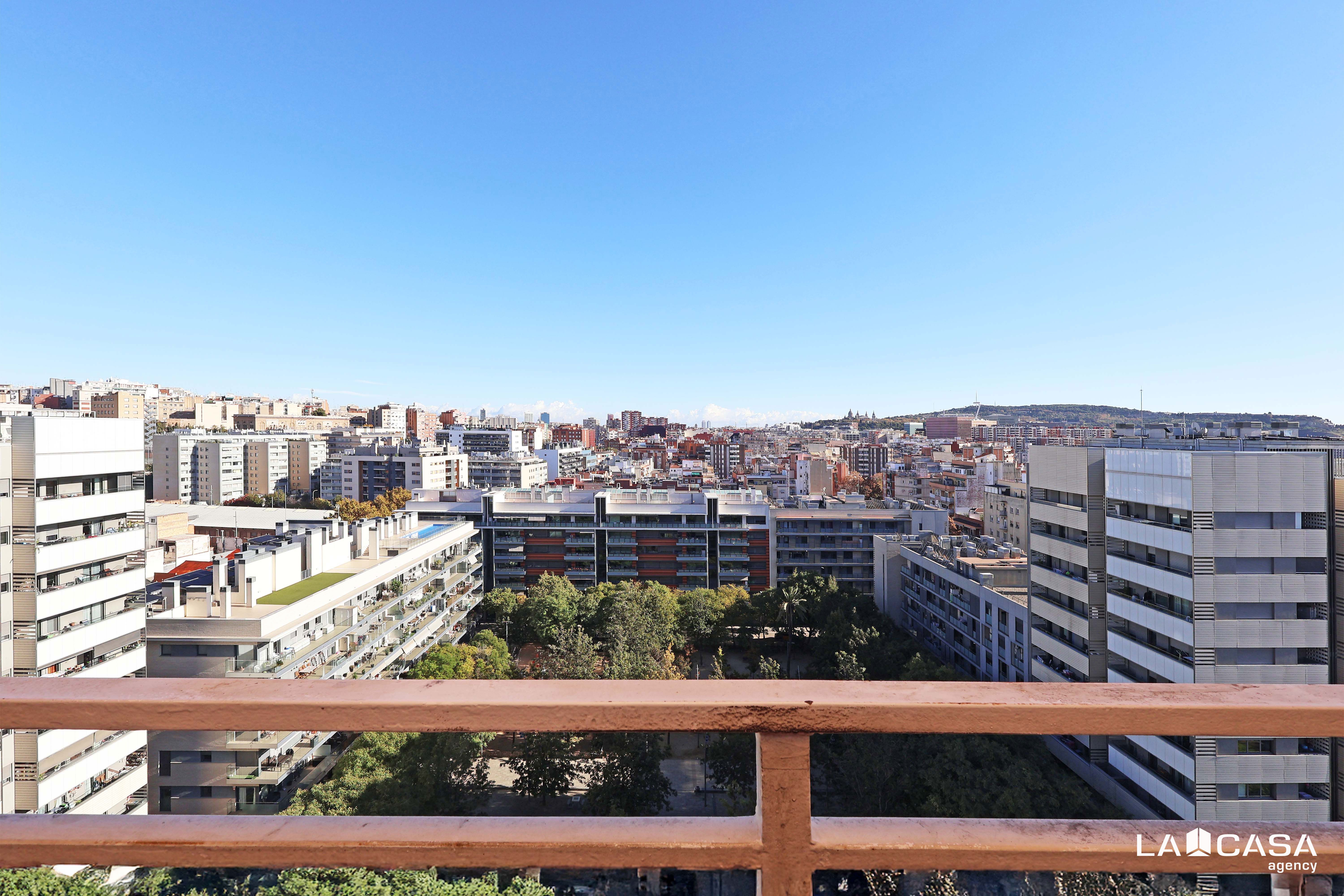 Exterior view of Flat for sale in L'Hospitalet de Llobregat  with Balcony