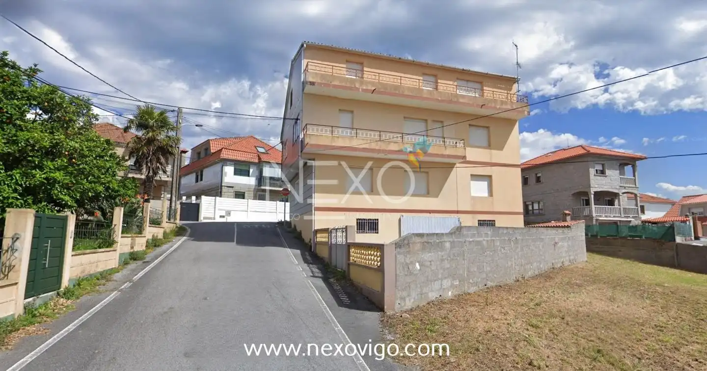 Vista exterior de Casa o xalet en venda en Cangas  amb Calefacció, Jardí privat i Parquet