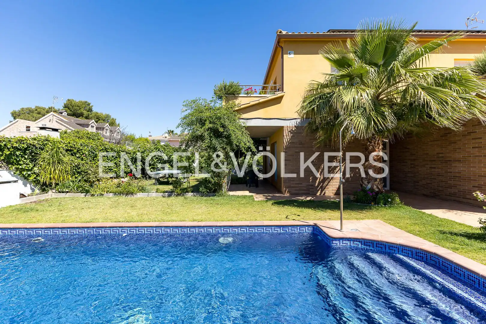 Vista exterior de Casa o xalet en venda en Cubelles amb Aire condicionat, Calefacció i Jardí privat