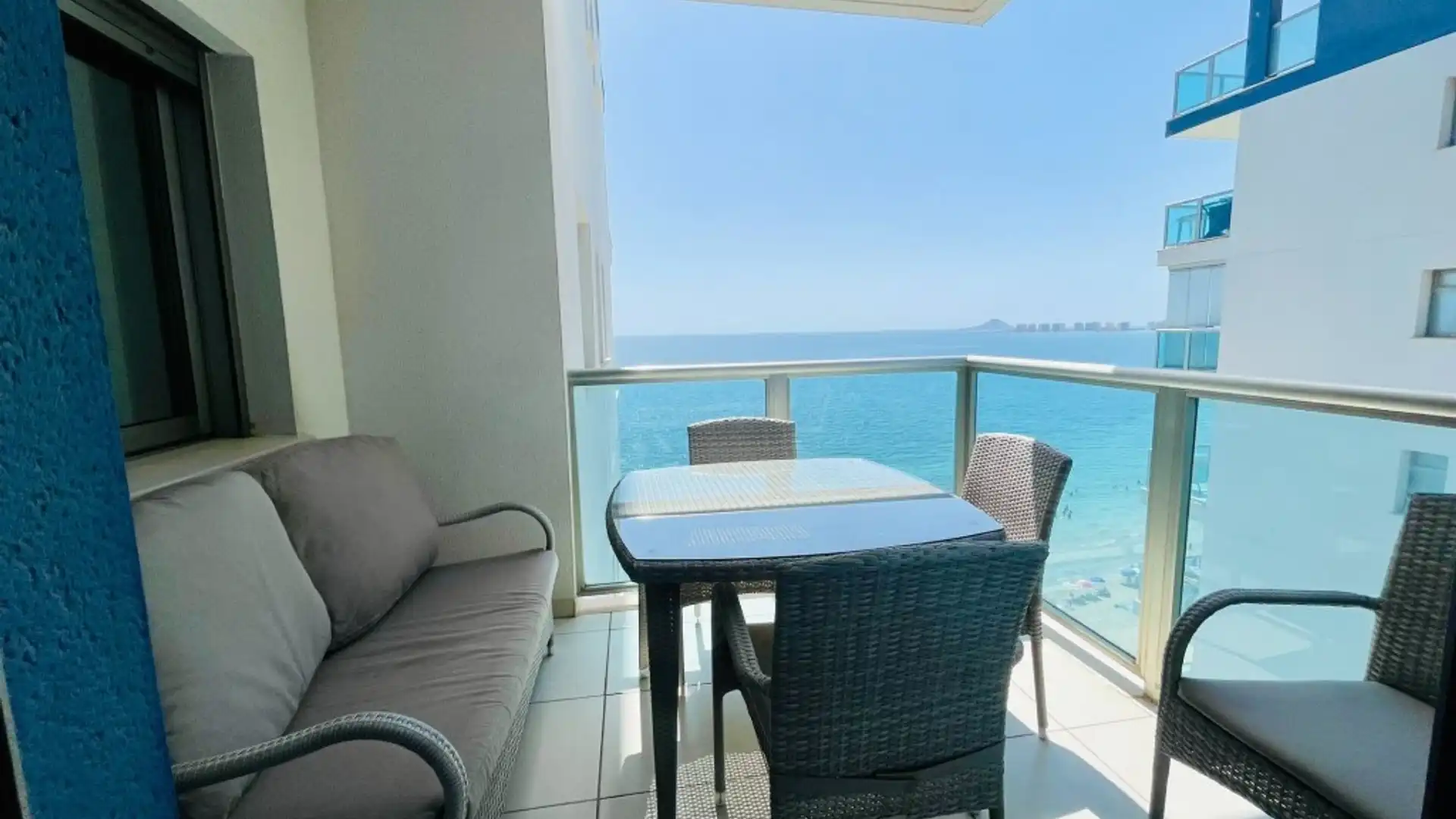 Terrasse von Maisonette zum Verkauf in La Manga del Mar Menor mit Heizung, Privatgarten und Möbliert