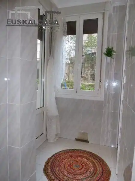 Baño de Apartamento en venta en Errekalde
