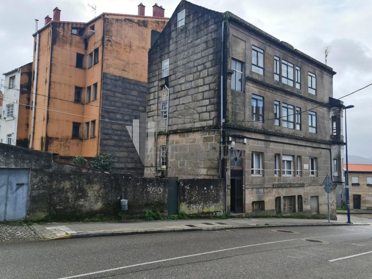 Vista exterior de Edifici en venda en Vigo 