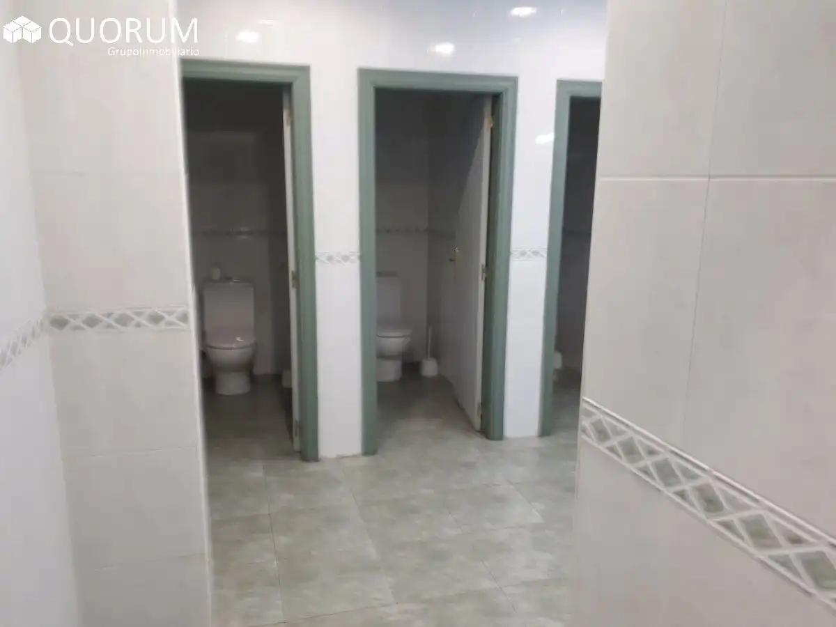 Bany de Oficina de lloguer en Bilbao  amb Aire condicionat