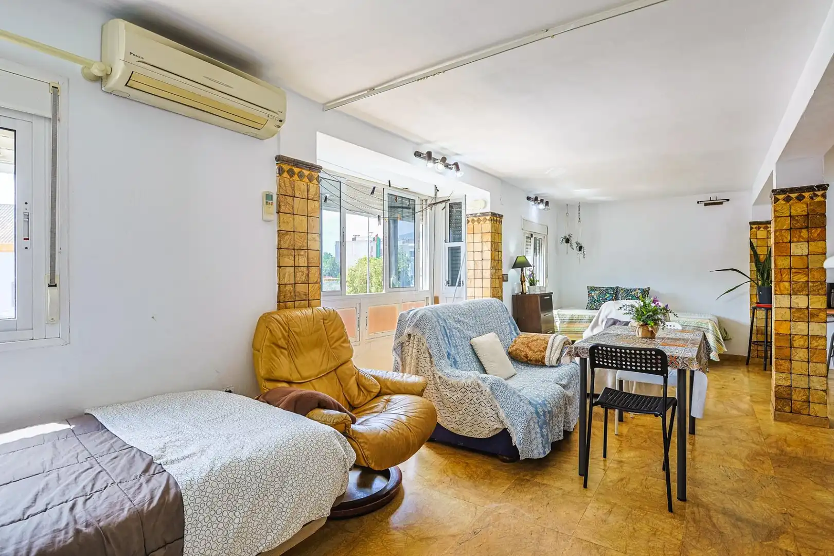 Living room of Flat for sale in Sevilla  with Air Conditioner and Balcony