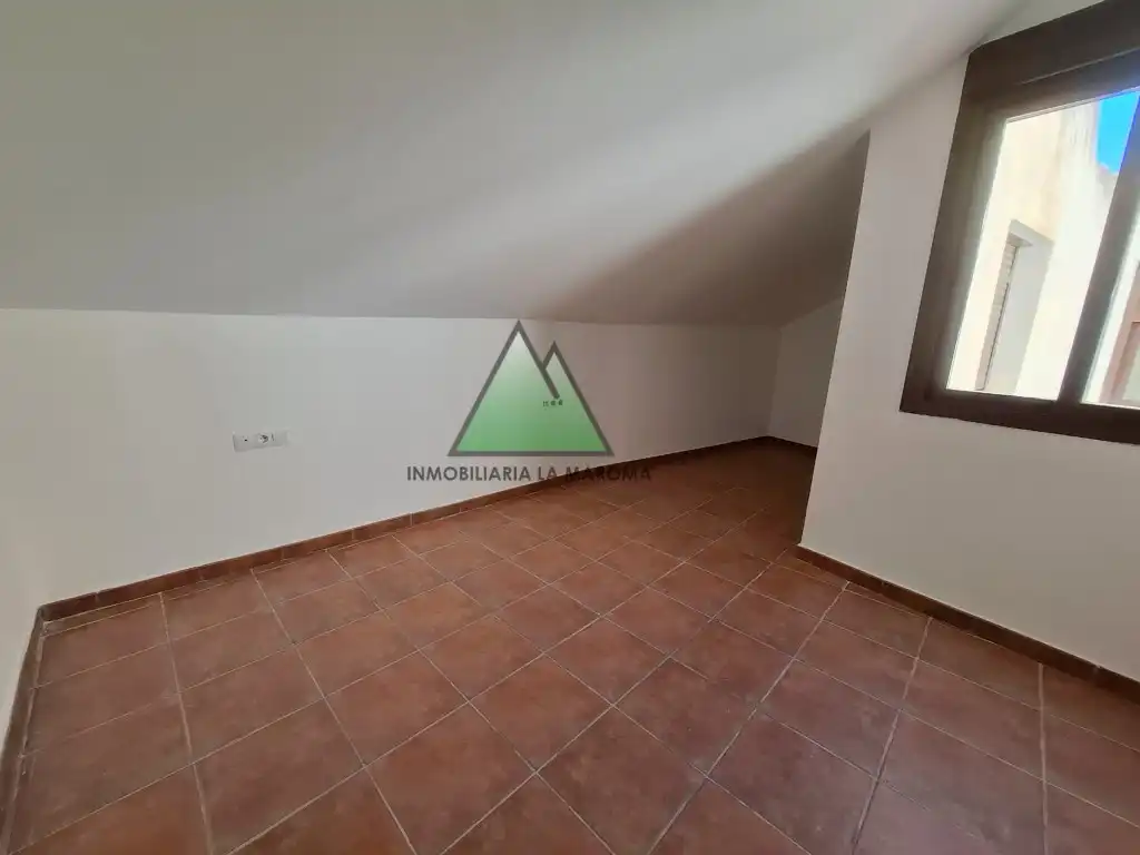Wohnung zum Verkauf in Alcaucín mit Privatgarten, Terrasse und Schwimmbad