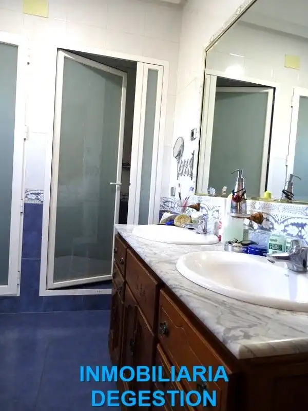 Bany de Casa o xalet en venda en Linares amb Aire condicionat, Calefacció i Jardí privat