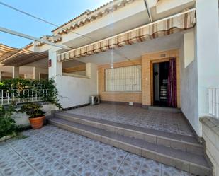 Exterior view of Single-family semi-detached for sale in Los Alcázares  with Air Conditioner, Terrace and Balcony