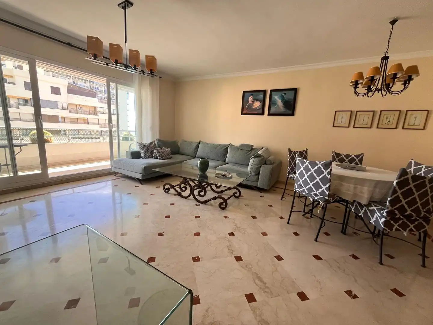 Wohnzimmer von Wohnungen zur Miete in Marbella mit Klimaanlage, Heizung und Terrasse