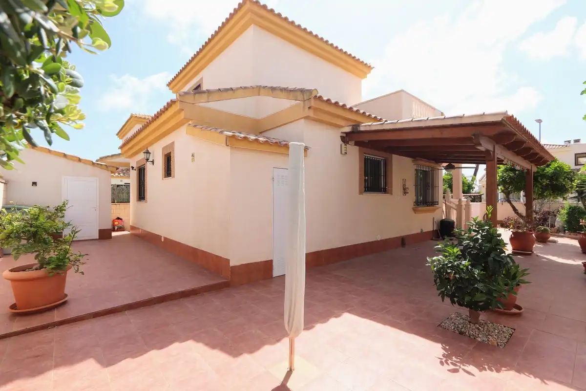Vista exterior de Casa o xalet en venda en Murcia amb Aire condicionat, Jardí privat i Terrassa