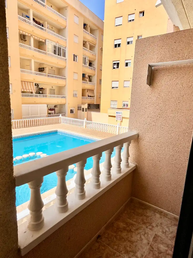 Piscina de Pis en venda en Torrevieja amb Aire condicionat, Calefacció i Terrassa