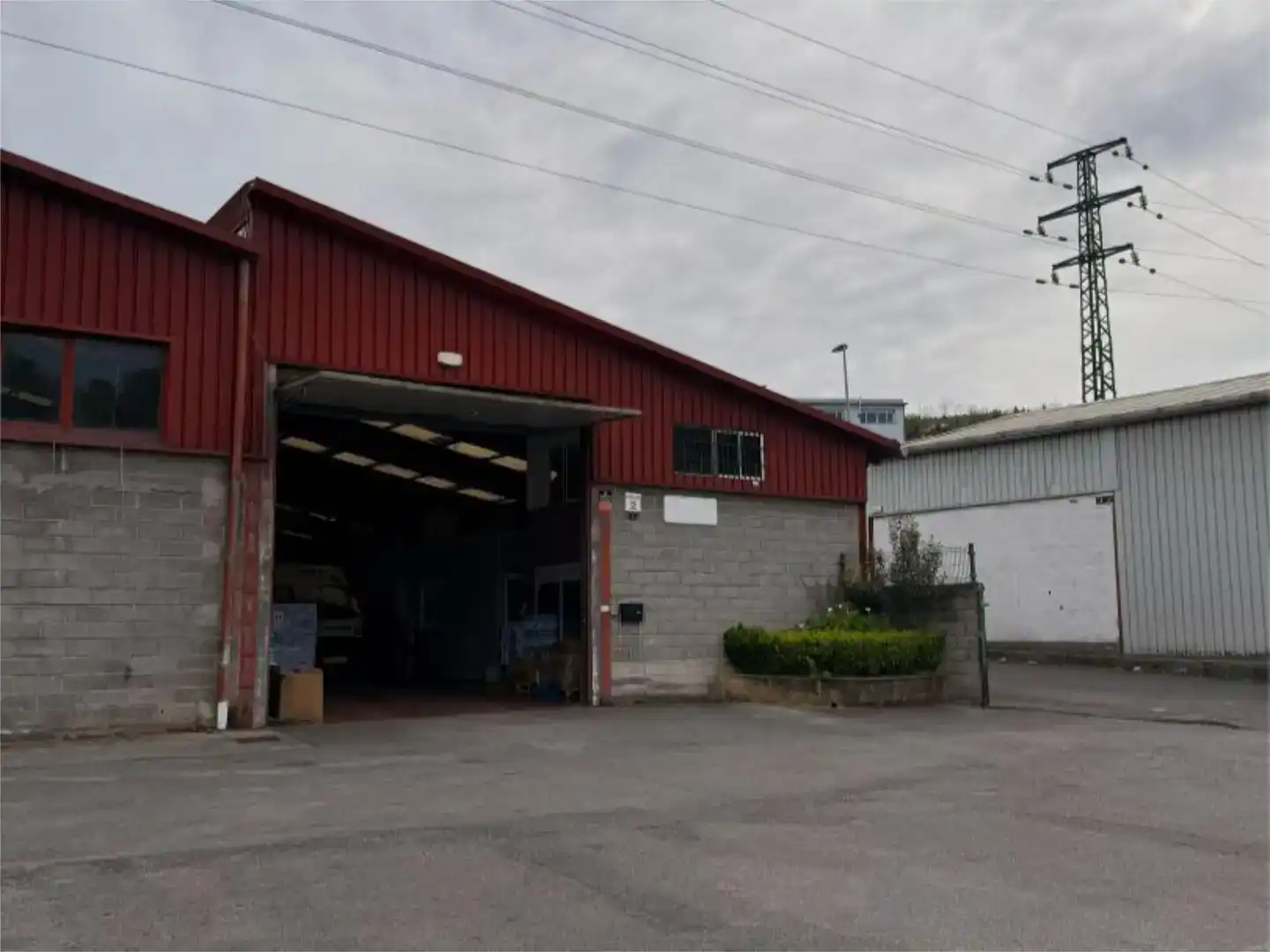 Vista exterior de Nave industrial en venta en Basurtu - Zorrotza