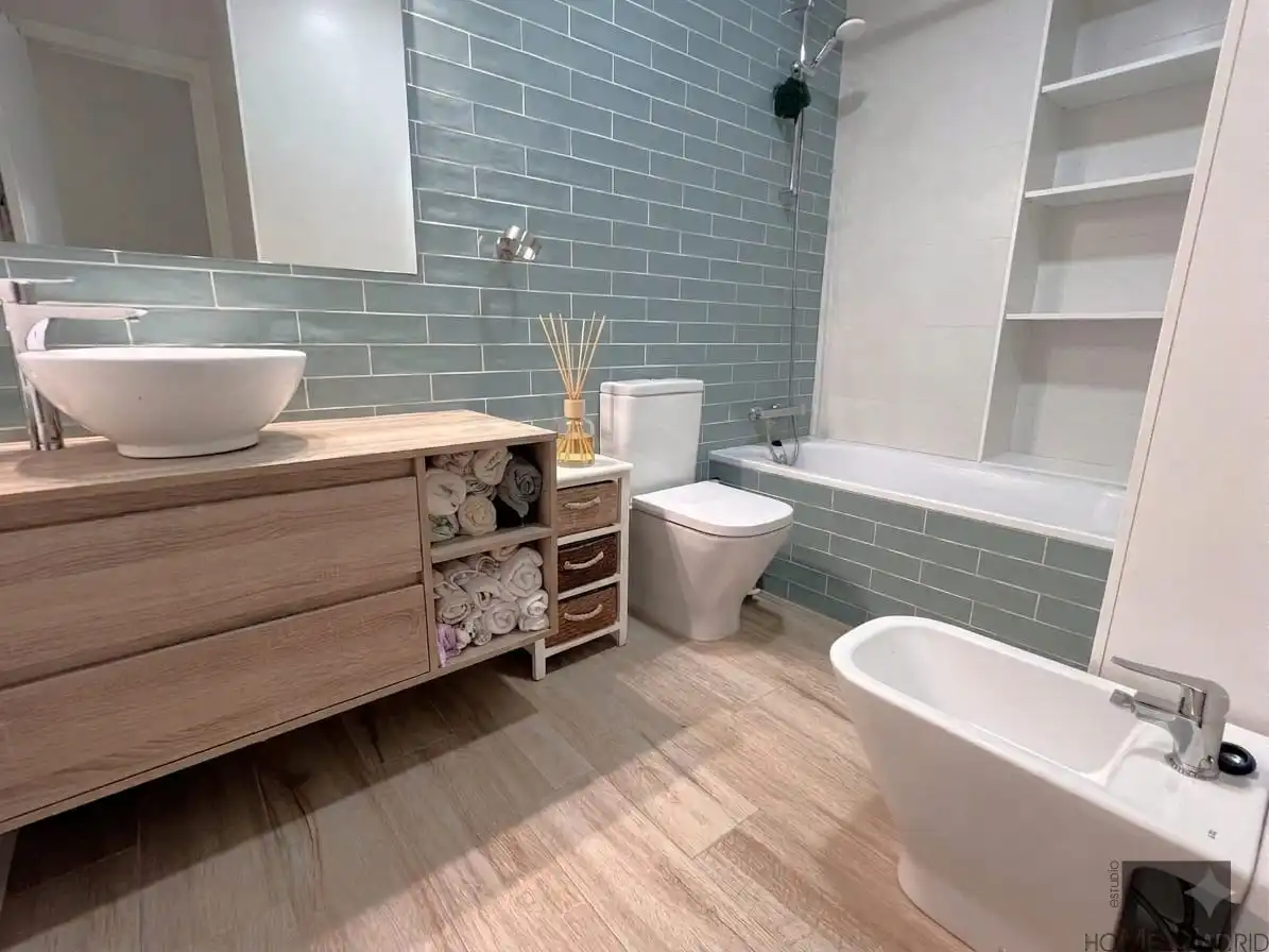 Bathroom of Flat for sale in Madrid  with Air Conditioner, Heating and Terrace