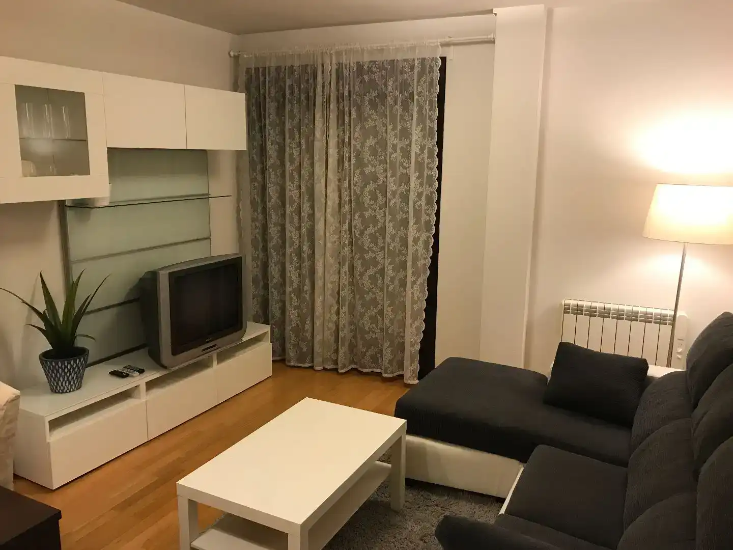 Sala d'estar de Pis en venda en El Tiemblo  amb Aire condicionat, Parquet i Moblat