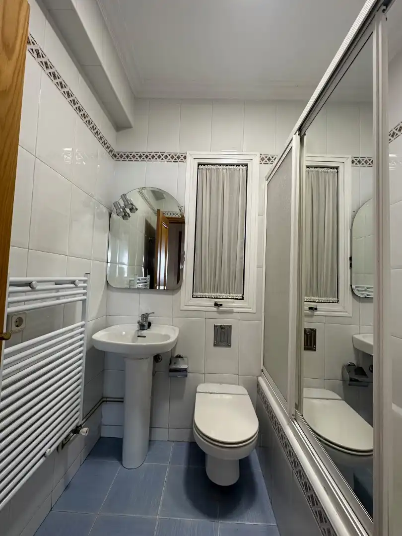 Baño de Piso de alquiler en Santiago de Compostela  con Calefacción, Parquet y Amueblado
