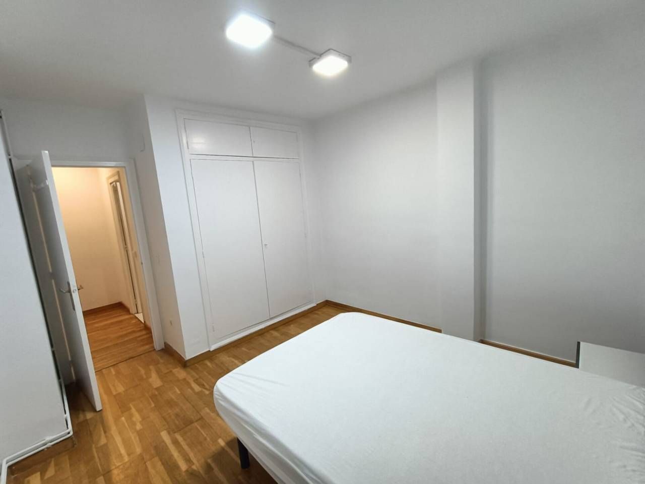 Dormitori de Pis en venda en Girona Capital amb Calefacció, Parquet i Balcó