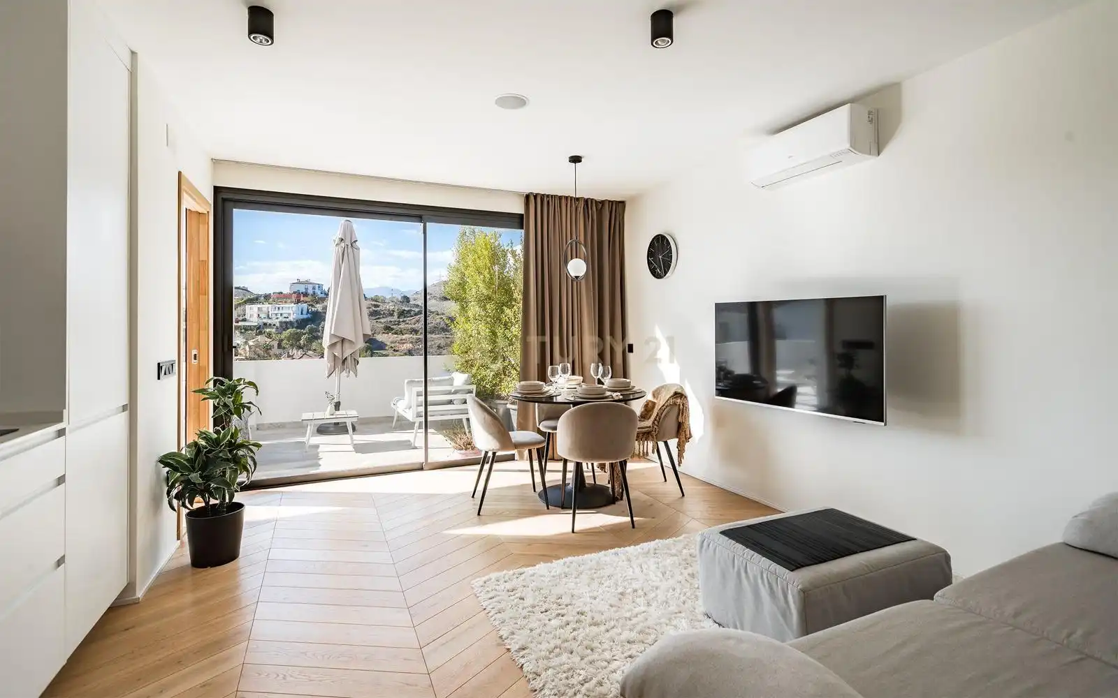 Sala de estar de Casa o chalet en venta en Benahavís con Aire acondicionado, Trastero y Piscina