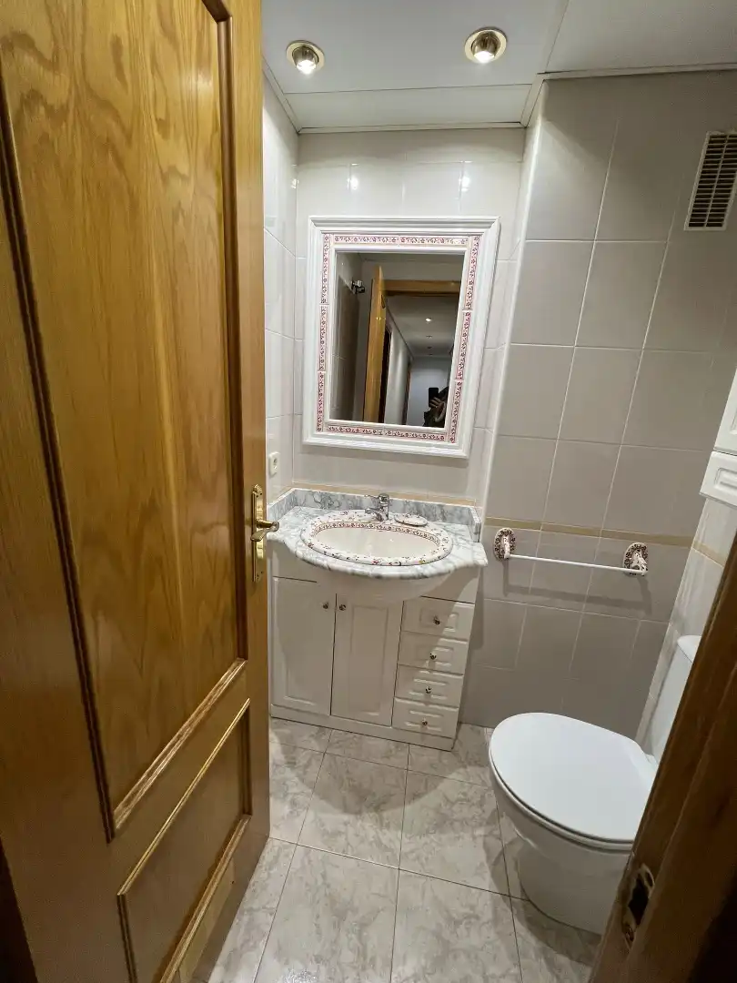 Badezimmer von Wohnung zur Miete in Zaragoza mit Heizung, Ofen und Waschmaschine