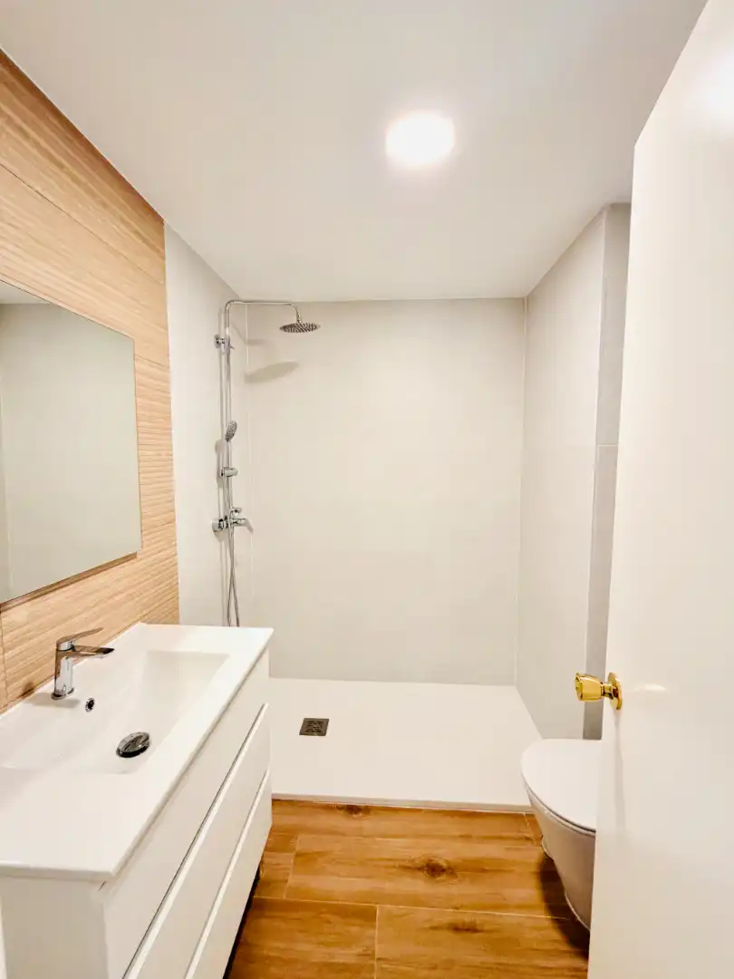Bany de Pis en venda en Sevilla amb Aire condicionat, Parquet i Terrassa