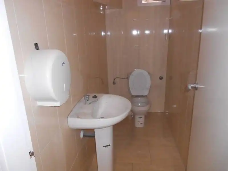 Baño de Oficina de alquiler en Murcia