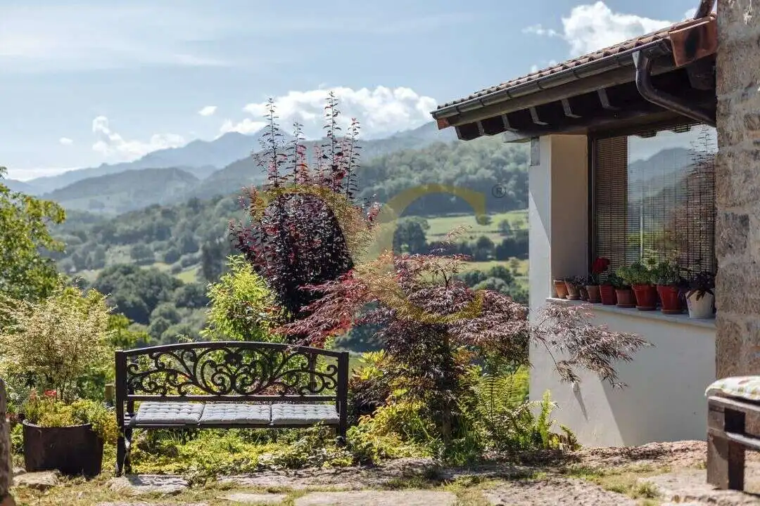 Terrassa de Casa o xalet en venda en Cangas de Onís amb Calefacció, Jardí privat i Terrassa